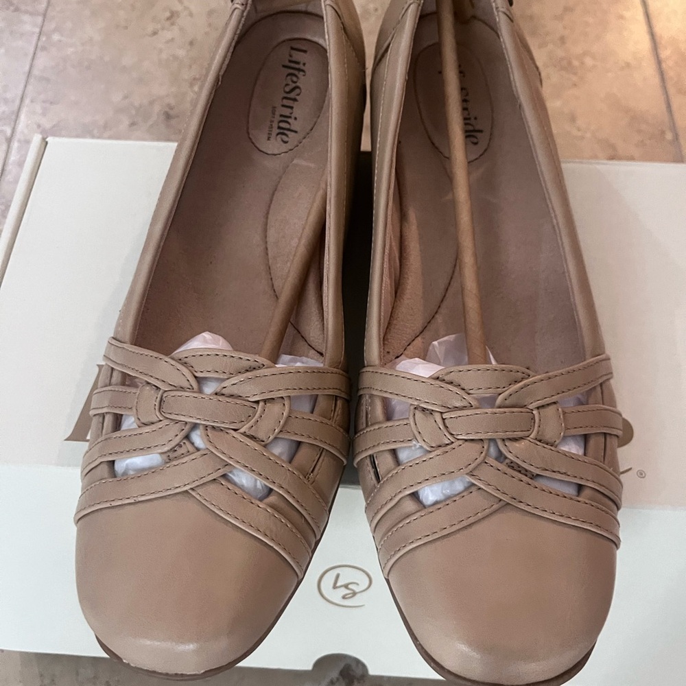 Life Stride NWT Women's Beige/Taupe Loafers - 11N